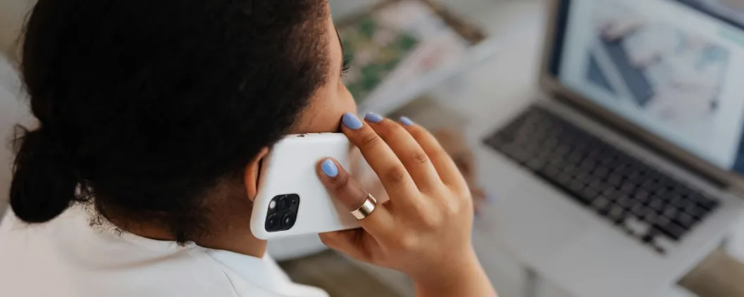 Une femme au téléphone effectuant une enquête mystère pour le site officiel iShopFor Ipsos en France.